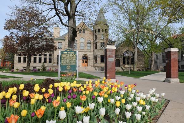 Image of the Hope College building with the arch in view